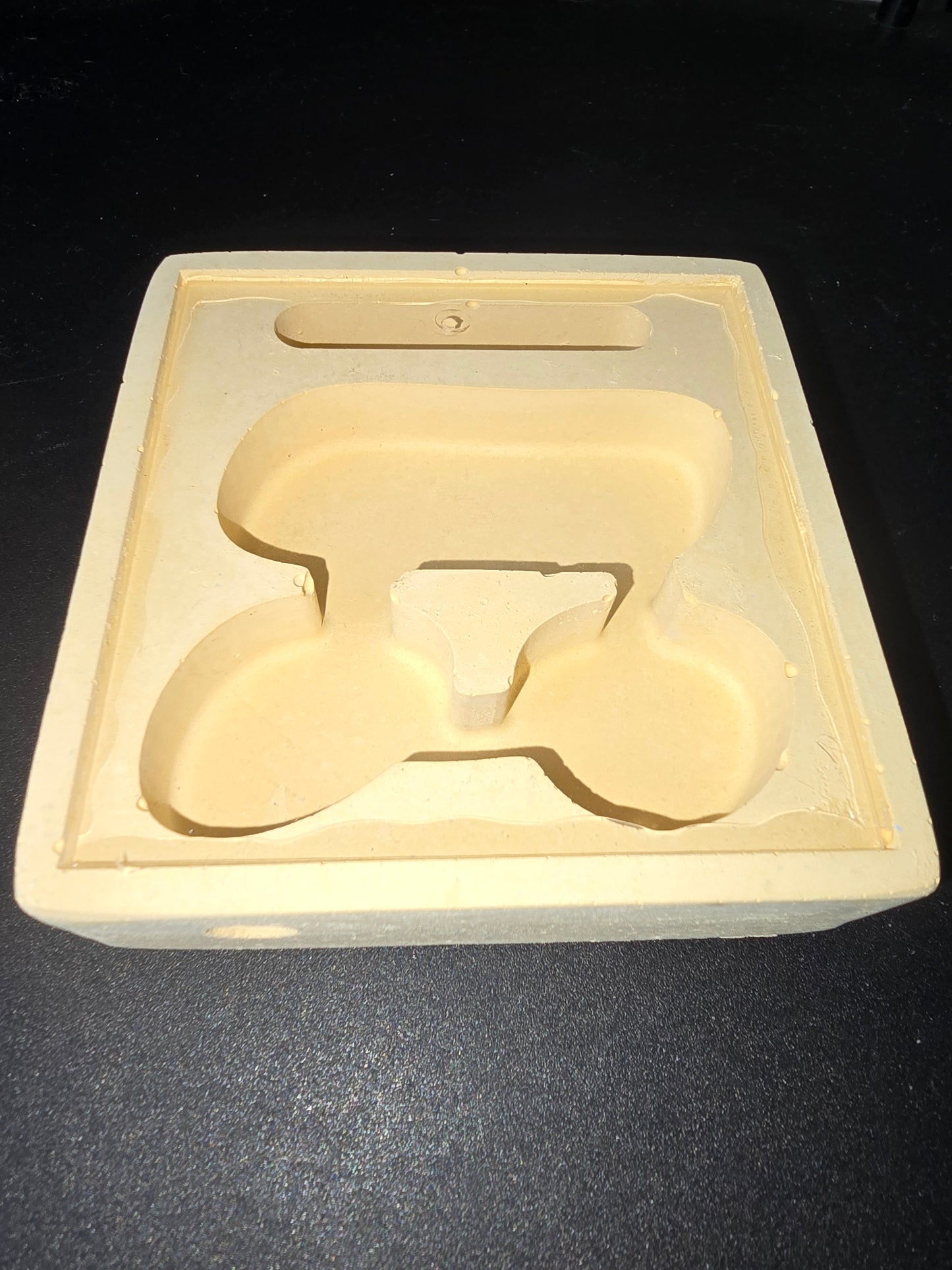 PLAQUE en silicone/beige avec cavités sculptées, forme d’un petit support pour pot ou moule, nom du produit: PETIT.