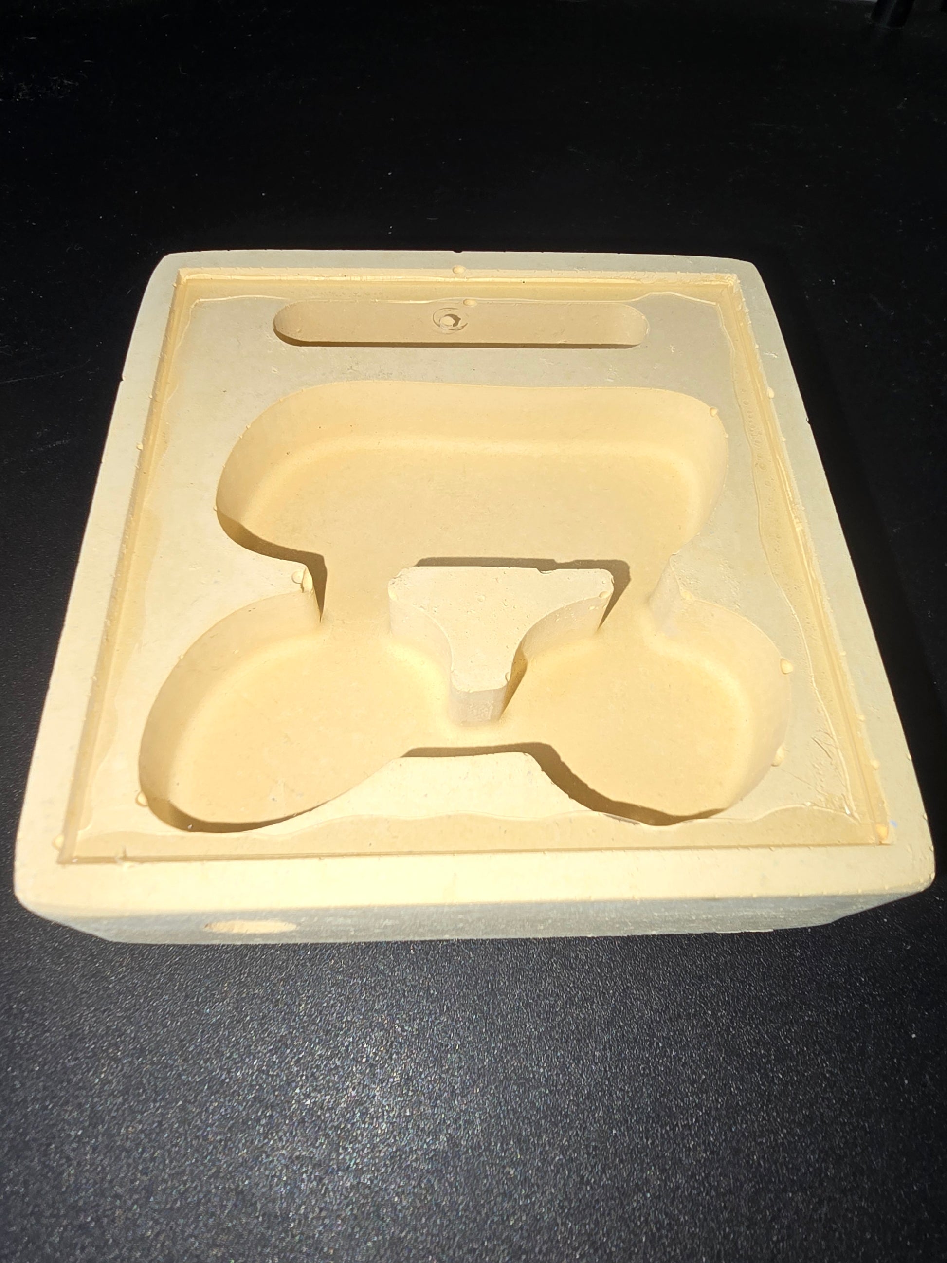 PLAQUE en silicone/beige avec cavités sculptées, forme d’un petit support pour pot ou moule, nom du produit: PETIT.